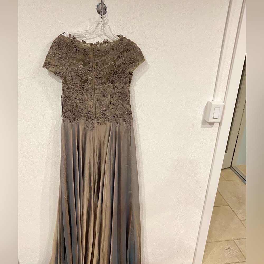 NWT La Femme Lace & Satin A-Line Gown in Cocoa Size 6 - Picture 5 of 5